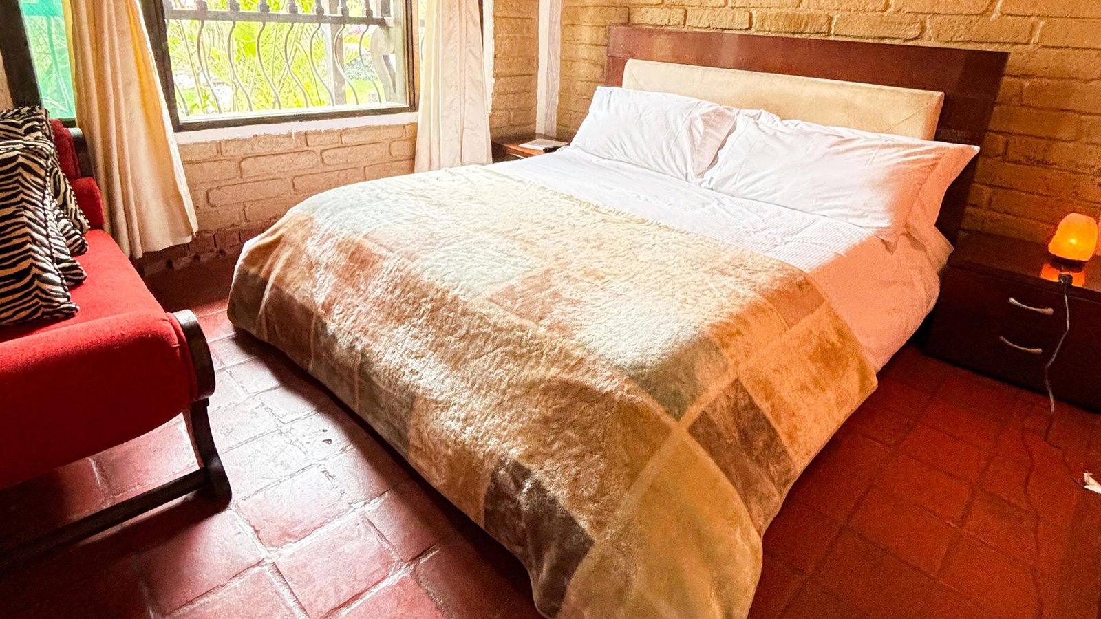 Habitación Cedro: Armonía entre Comodidad y Naturaleza